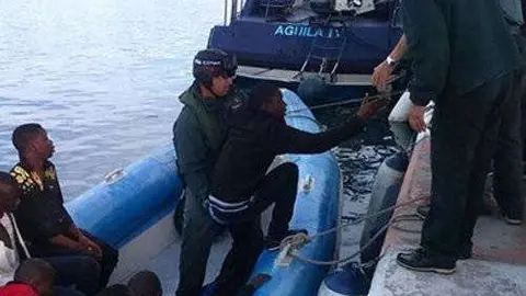 Una neum&aacute;tica con migrantes llega al puerto deportivo (C.A./ARCHIVO)