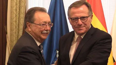 Los presidentes de Ceuta y Melilla, durante el encuentro mantenido hoy en el Palacio de la Asamblea (C.A.)
