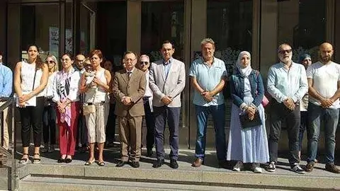 Concentraci&oacute;n ante la puerta del Palacio de la Asamblea (C.A.)