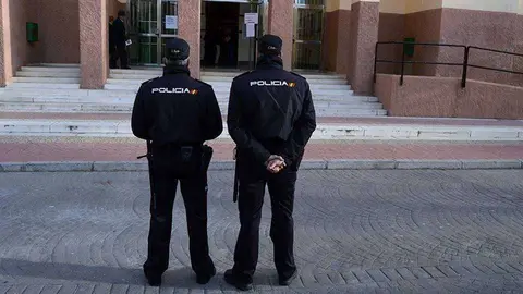 Dos agentes de la Polic&iacute;a Nacional (C.A./ARCHIVO)