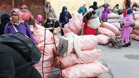 Mujeres porteadoras en el pol&iacute;gono de El Tarajal (C.A./ARCHIVO)