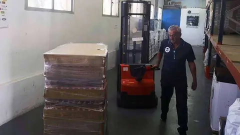 Un voluntario del Banco de Alimentos almacena los productos donados (CEDIDA)