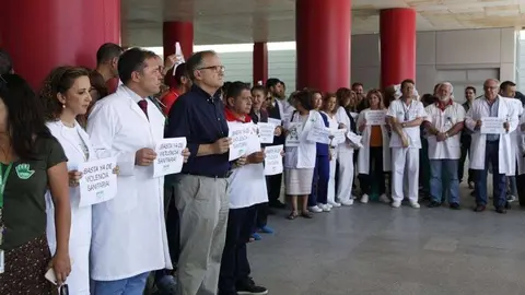 concentracion-frente-a-las-agresiones-en-ceuta_15_1000x564