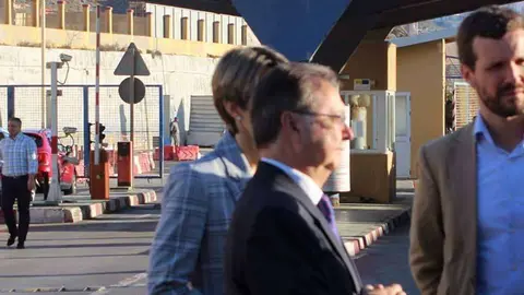 Casado departe en la frontera con un mando de la Guardia Civil en presencia del presidente Vivas (C.A.)