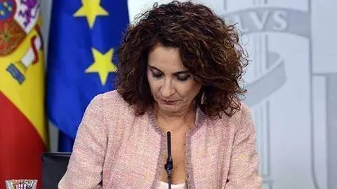 La vicepresidenta del Gobierno y ministra de la Presidencia, Relaciones con las Cortes e Igualdad en funciones, Carmen Calvo, y la ministra de Hacienda en funciones, Mar&iacute;a Jes&uacute;s Montero, comparecen ante los medios de comunicaci&oacute;n, en la rueda de prensa posterior al Consejo de Ministros.