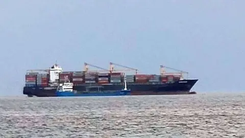Una gabarra suministra combustible a un portacontenedores en la Bah&iacute;a Sur (C.A.)