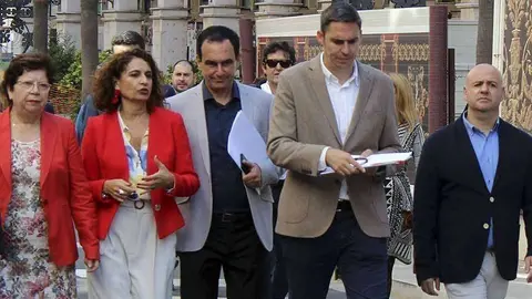 La ministra pasea por el centro de la ciudad acompa&ntilde;ada de los dirigentes y candidatos del PSOE (C.A.)