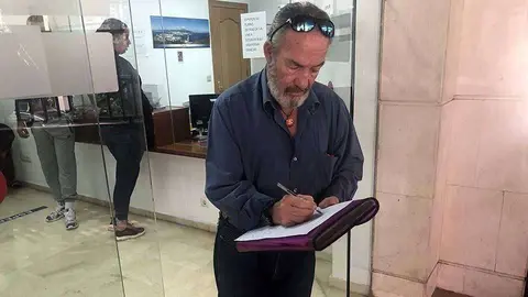 V&iacute;ctor, el padre de Ilias, antes de presentar la denuncia en la puerta del juzgado (C.A.)