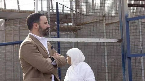 El presidente de la formaci&oacute;n pol&iacute;tica VOX, Santiago Abascal, en la valla de Melilla.