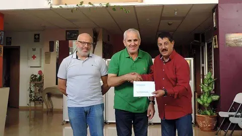 Los promotores de la iniciativa junto al beneficiario de la ayuda (CEDIDA)
