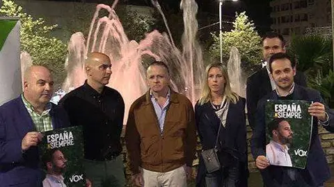 Los candidatos y dirigentes de Vox, durante el acto organizado por el partido para inaugurar la campa&ntilde;a (C.A.)