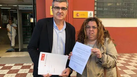 La secretaria de Organizaci&oacute;n del PSOE, Cristina P&eacute;rez, y el asesor del Grupo Socialista Rafael Garc&iacute;a, ante la Jefatura (CEDIDA)