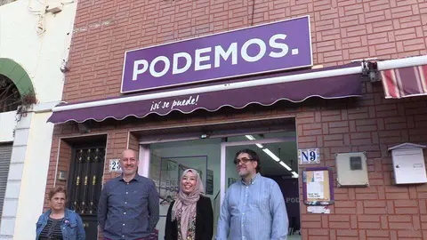Los candidatos de Unidas Podemos ante la sede de la formaci&oacute;n (C.A.)