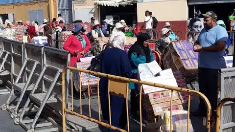 Mujeres porteadoras, en el pol&iacute;gono de El Tarajal (C.A./ARCHIVO)