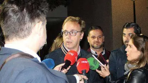 Mart&iacute;nez atiende a los periodistas (C.A.)