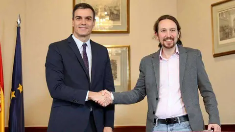 S&aacute;nchez e Iglesias se estrechan la mano tras dar a conocer p&uacute;blicamente el preacuerdo (TWITTER/PSOE)