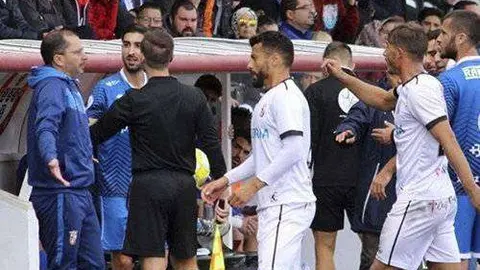 Momento de la expulsi&oacute;n de Sufian (PEPE SEGURA)