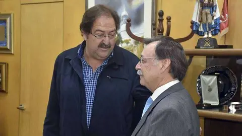 El secretario general de UGT, Juan Carlos P&eacute;rez, dialoga con el presidente de la Ciudad, Juan Vivas (C.A./ARCHIVO)