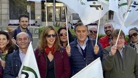 Sindicalistas de CSIF, ante la Delegaci&oacute;n del Gobierno (CEDIDA)