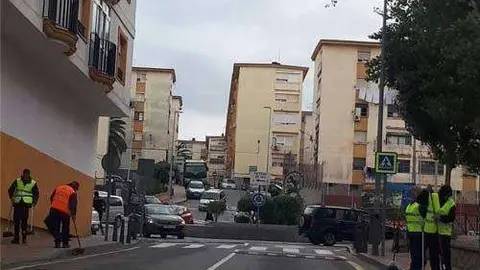 Trabajadores del Plan de Empleo, hoy en la avenida Ej&eacute;rcito Espa&ntilde;ol (CEDIDA)