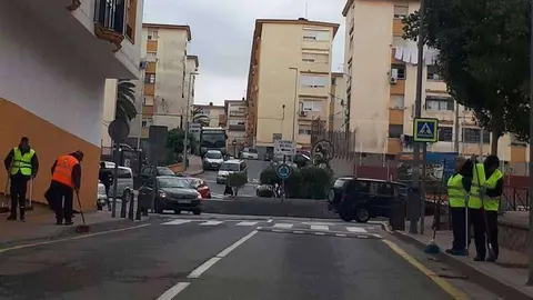 Trabajadores del Plan de Empleo, hoy en la avenida Ej&eacute;rcito Espa&ntilde;ol (CEDIDA)