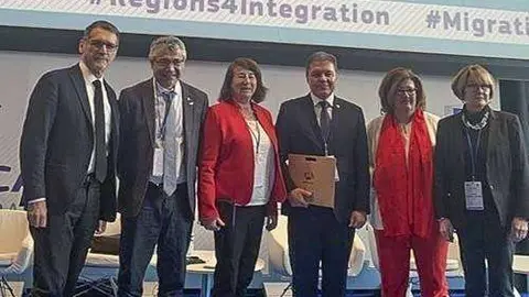 Roviralta, tercero por la derecha, junto a los participantes en el acto (CEDIDA)
