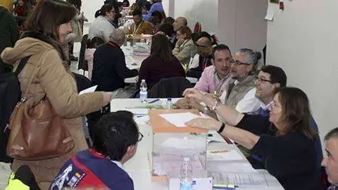 Los docentes votan en las mesas instaladas en el Palacio de la Asamblea (C.A.)