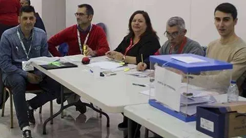 Mesa electoral en los bajos del Palacio de la Asamblea (C.A.)