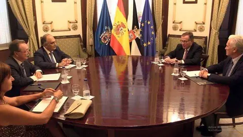 Vivas y De Castro, durante una reuni&oacute;n en el Palacio de la Asamblea de Ceuta (C.A./ARCHIVO)