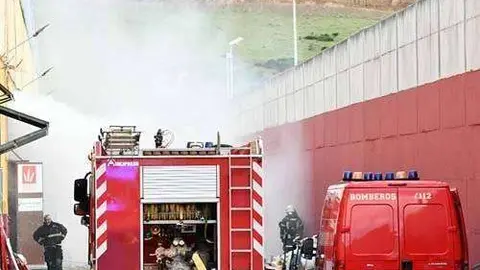 Los bomberos, en plena tarea de extinci&oacute;n del fuego