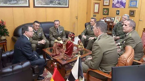 Vivas departe con los nuevos mandos y con los coroneles salientes (C.A.)