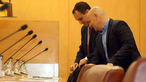 Los diputados socialistas Manuel Hern&aacute;ndez y Juan Guti&eacute;rrez, antes del comienzo de un pleno de la Asamblea (C.A.)