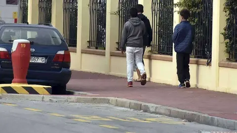 Tres menores caminan por las inmediaciones del recinto portuario (C.A./ARCHIVO)