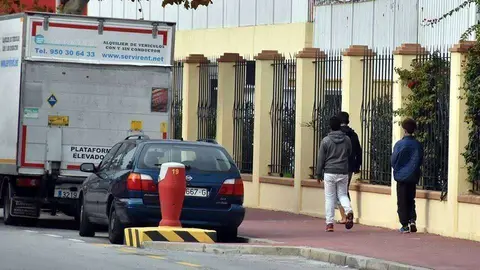 Tres menores caminan por las inmediaciones del recinto portuario (C.A./ARCHIVO)