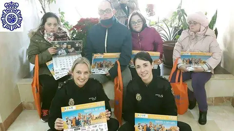 Agentes de la Polic&iacute;a Nacional posan con los j&oacute;venes de la asociaci&oacute;n (CEDIDA)