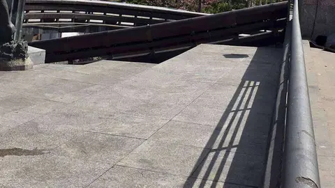 Un ni&ntilde;o extranjero dormita en la Plaza de la Constituci&oacute;n (C.A./ARCHIVO)