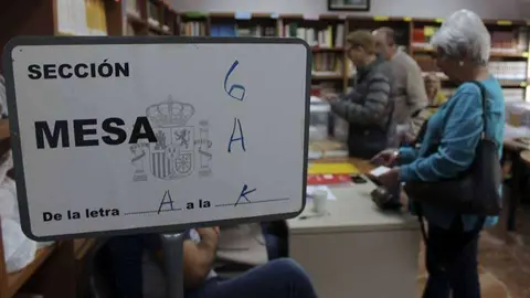 Votantes en el colegio Beatriz de Silva (C.A./ARCHIVO)