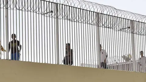 Menores extranjeros, en el recinto portuario (C.A./ARCHIVO)
