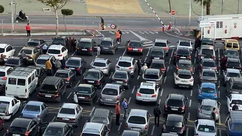 Veh&iacute;culos estacionados en la zona de embolsamiento de Loma Colmenar (C.A./ARCHIVO)