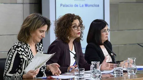 La ministra de Hacienda y portavoz del Gobierno, Mar&iacute;a Jes&uacute;s Montero, la vicepresidenta cuarta y ministra para la Transici&oacute;n Ecol&oacute;gica y el Reto Demogr&aacute;fico, Teresa Ribera, y la ministra de Pol&iacute;tica Territorial y Funci&oacute;n P&uacute;blica, Carolina Darias, durante la rueda de prensa posterior al Consejo de Ministros.