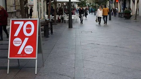Reclamo publicitario de rebajas en el Paseo del Revell&iacute;n (C.A./ARCHIVO)