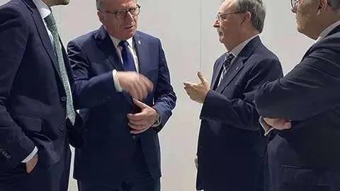 De Castro y Vivas conversan en el expositor abierto por Ceuta en Fitur (CEDIDA)