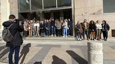 Un momento de la concentraci&oacute;n celebrada a las puertas del Ayuntamiento (C.A.)