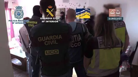 Los agentes de la Polic&iacute;a Nacional y la Guardia Civil, durante la operaci&oacute;n (MINISTERIO DEL INTERIOR)