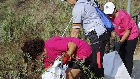 Los voluntarios de "Ceuta sin pl&aacute;stico", en una de sus acciones (C.A./ARCHIVO)
