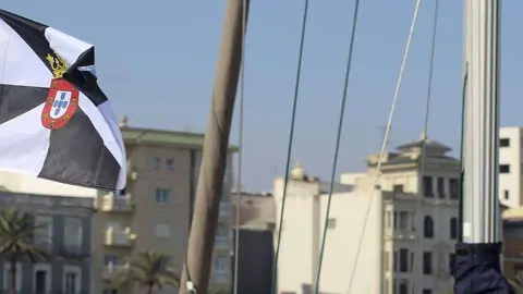 Bandera de Ceuta en un barco atracado en el puerto deportivo (C.A./ARCHIVO)