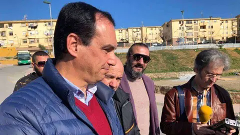 Manuel Hern&aacute;ndez ha atendido hoy a la prensa en la barriada Pr&iacute;ncipe Felipe (CEDIDA)