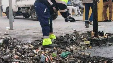 Trabajadores de Trace recogen los restos calcinados de un contenedor (CEDIDA)