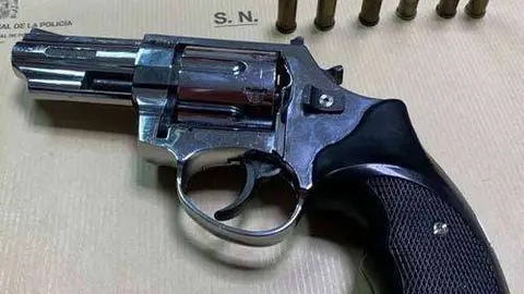 El rev&oacute;lver incautado al detenido (POLIC&Iacute;A LOCAL)
