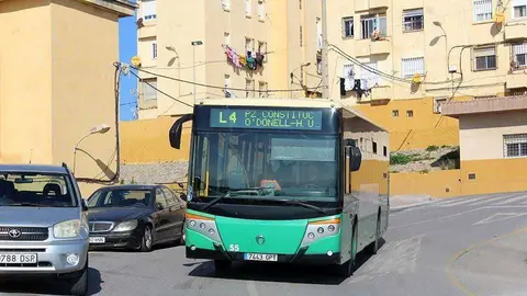 Un autob&uacute;s de la l&iacute;nea 4 en la barriada Pr&iacute;ncipe Felipe (C.A.)